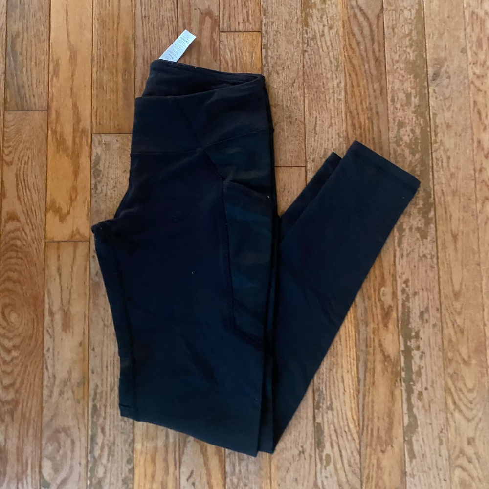 black athletic leggings with pockets